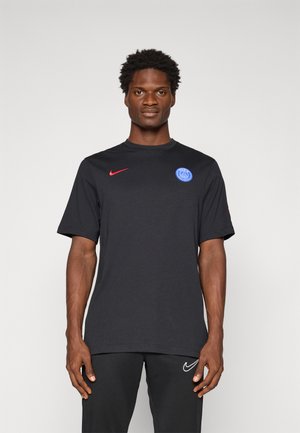 Black short-sleeve Nike shirt with a red logo and blue Paris Saint-Germain emblem on the chest. Smooth fabric, crew neckline, relaxed fit.