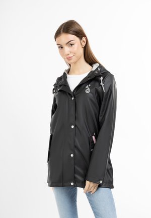Schwarze wasserdichte Jacke mit Kapuze, Druckknöpfen, Seitentaschen und grauen Akzenten. Glatte Textur mit Logodetail auf der Brust.