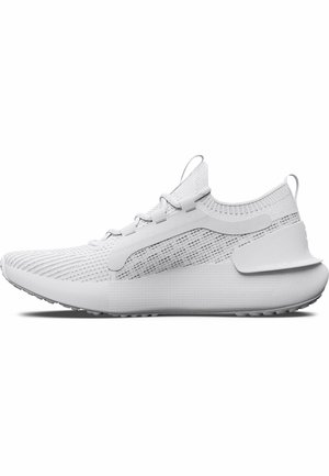 Hvid atletisk sneakers med strikket overdel, lav ankelkrave, snørelukning og polstret sål designet til løb eller træning.