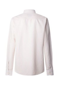 Valkoinen pitkähihainen paita, jossa ohuita pystysuoria vaaleanpunaisia raitoja, napilliset kalvosimet ja klassinen kaulus, nähtynä takaa.