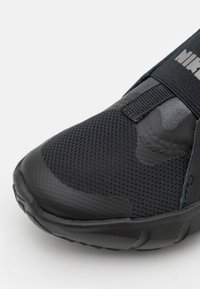 Nike Performance FLEX RUNNER 2 UNISEX - Road running shoes - black/flat pewter/anthracite/photo blue