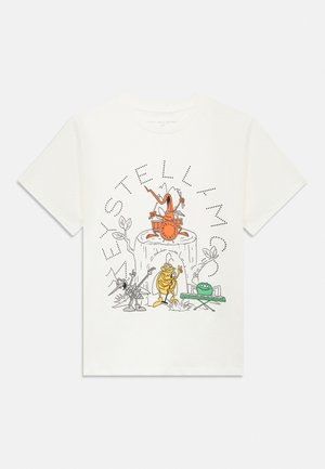 Biele tričko s kreslenými hmyzími postavičkami hrajúcimi na bicie, gitaru a klávesy okolo pňu stromu, nad ktorým je text „Stella McCartney“.