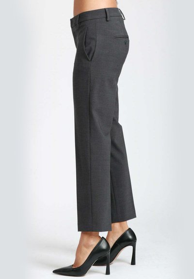 Pantaloni grigi su misura con tasche, gamba dritta e lunghezza cropped, abbinati a scarpe con tacco nere. Finitura a texture liscia.