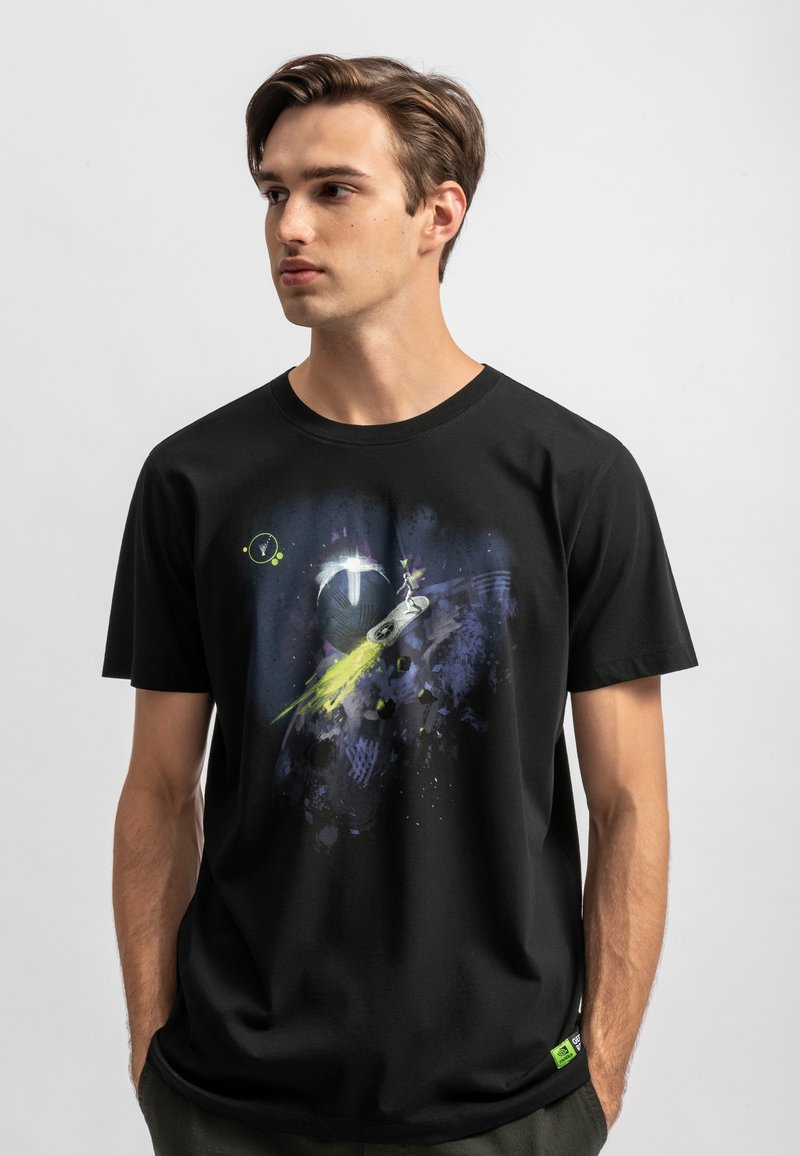 Zwarte katoenen t-shirt met een kleurrijke, ruimte geïnspireerde grafiek, inclusief planeten, sterren en een komeetontwerp. Korte mouwen en een ronde halslijn.