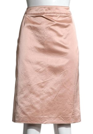 Jupe en satin rose clair longueur genou avec de légères plis, portée sur un mannequin blanc avec taille haute.