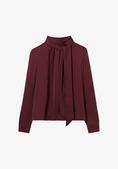 Blusa bordeaux a maniche lunghe con collo annodato, davanti plissettato e dettagli con bottoni sulla spalla. Tessuto morbido con una texture liscia.
