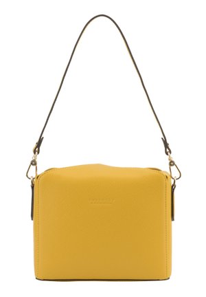 Petit sac à main rectangulaire jaune avec surface texturée et une seule fine sangle d’épaule noire avec des fermoirs dorés.