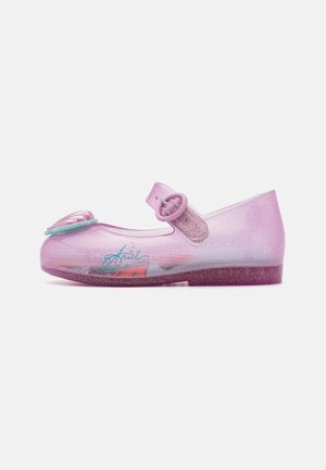 Chaussure rose translucide pour tout-petit avec paillettes, dotée d'une bride à boucle et d'un détail décoratif en coquillage sur le bout avec "Ariel" écrit sur le côté.