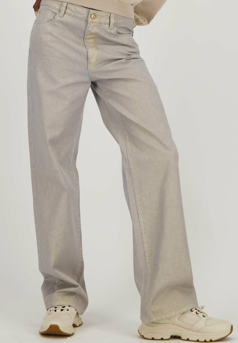 Louise OSIDA - Relaxed fit jeans - goldenrod