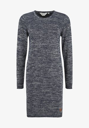 Ilgomis rankovėmis suknelė tamsiai mėlynos ir pilkos spalvos melange mezgimo, su apvaliu iškirpimu ir mažu odiniu logotipo užrašėliu apačioje. Minkšta tekstūra.