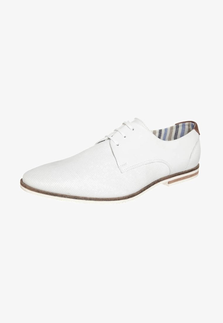Chaussure blanche à lacets texturée, à la forme fine, avec un accent marron sur le talon et une doublure intérieure rayée. Semelle en caoutchouc pour adhérence et flexibilité.