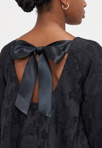 Gina Tricot Petite FLOWY DRESS - Kokteilinė suknelė / vakarėlių suknelė - black
