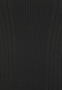 Tissu noir à côtes avec une texture douce et des lignes verticales. Le matériau semble extensible et léger, adapté aux styles de vêtements ajustés.