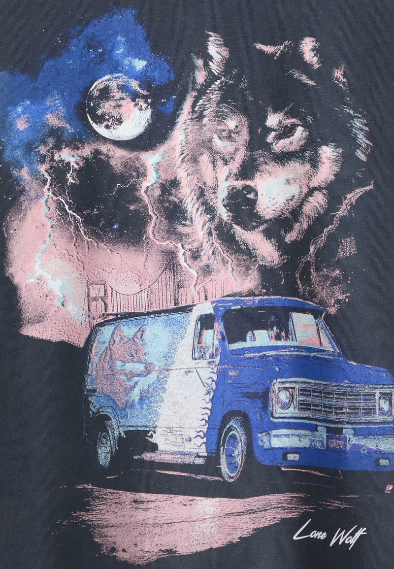 Grande volto di lupo con fulmine e luna sopra un furgone blu con un'immagine di lupo, su uno sfondo scuro con il testo "Lone Wolf" in basso.