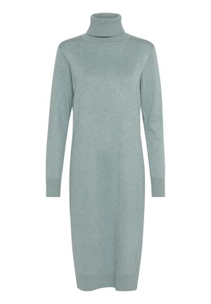 Világos türkiz színű, puha kötött anyagból készült garbóruha. Hosszú ujjak és bordás mandzsetta, valamint szegély található rajta, letisztult sziluettel.