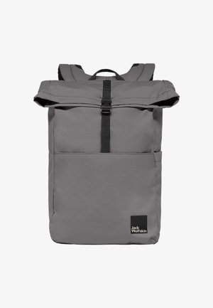 Sac à dos gris à rabat, fabriqué en tissu durable, avec des bretelles réglables, une poche avant et un patch logo de la marque.