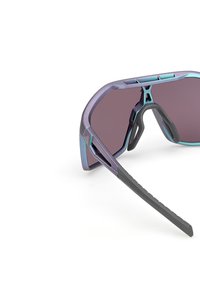 Sluneční brýle s fialovým kovovým rámem a tmavými skly. Lehké provedení má texturované černé nožičky a ostré akcenty.