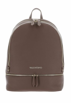 Sac à dos Valentino en cuir marron avec deux compartiments zippés, une poignée supérieure et des fermetures éclair et un logo argentés à l'avant.