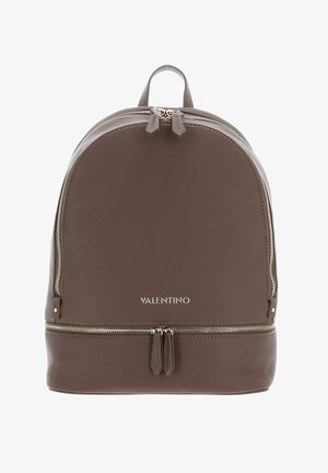 Sac à dos Valentino en cuir marron avec deux compartiments zippés, une poignée supérieure et des fermetures éclair et un logo argentés à l'avant.