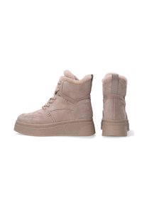 Lichtbeige suede enkellaarsjes met een gevoerde kraag, vetersluiting aan de voorkant en een gestructureerde wigzool. Zachte voering is zichtbaar rondom de bovenrand.