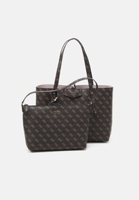 Deux sacs assortis : un grand tote marron foncé avec un motif de logo et de longues poignées, et un plus petit sac en bandoulière avec une sangle amovible et un détail de logo.