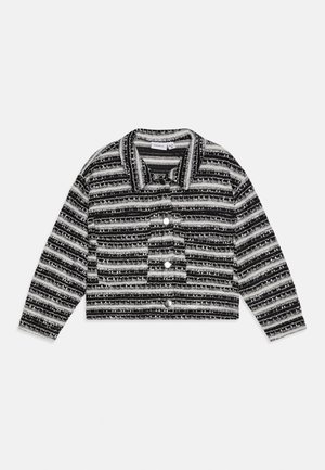 Melnbalta svītraina teksturēta jaka ar garām piedurknēm, apkakli, priekšējiem pogām un divām krūšu kabatām, izklāta plakaniski uz balta fona.