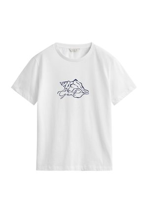 Balti trumpomis rankovėmis marškinėliai su tamsiai mėlynu jūros kriauklės piešiniu ir žodžiu „Gant“ po kriaukle krūtinės srityje.