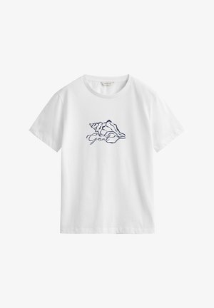 Balti trumpomis rankovėmis marškinėliai su tamsiai mėlynu jūros kriauklės piešiniu ir žodžiu „Gant“ po kriaukle krūtinės srityje.