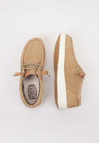 Scarpe casual marroni chiare con tomaia in pelle, forma arrotondata, dettagli con lacci e suola in gomma bianca. Soletta texture con logo del brand.