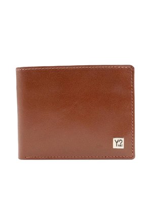 Portafoglio bifold in pelle marrone con cuciture ordinate e una piccola targhetta di metallo con logo nell'angolo in basso a destra su sfondo bianco.