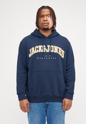 Navyblauwe hoodie van zacht materiaal met een kangoeroezak, een capuchon met trekkoord en het "JACK & JONES" logo in het geel op de borst.