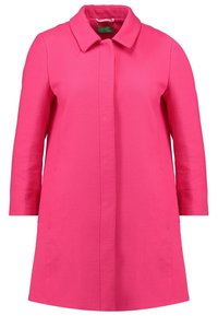 Vaaleanpunainen takki, jossa on teksturoitu kangas, kauluksellinen kaula-aukko ja kolmanneksen mittaiset hihat. Ominaisuuksiin kuuluu suora leikkaus ja etulukitus.