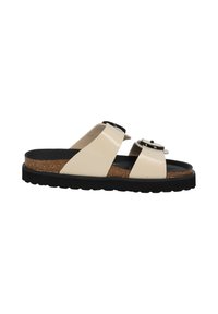 Beige patenten sliders met twee brede banden met ronde hardware, kurken middenzool en een zwart rubberen outsole met een gestructureerd oppervlak.