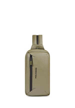 Olivijn groene rechthoekige crossbody sling tas met een verticale zwarte ritspocket en verstelbare riem.