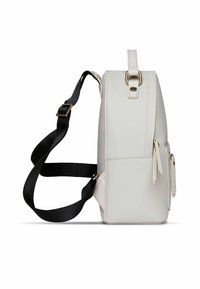 Helles graues Schultertasche mit strukturierter Oberfläche, verstellbarem schwarzen Riemen, goldfarbigen Hardware-Akzenten und seitlichen Reißverschlusstaschen zur Aufbewahrung.
