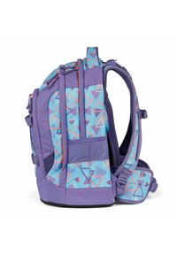 Sac à dos violet avec un motif géométrique bleu comportant des triangles. Comprend des bretelles rembourrées et plusieurs compartiments zippés.