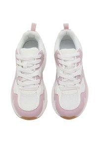 Ružové a biele tenisky s mriežkovou textíliou a akcentmi z zamatu. Funkcie zahŕňajú zaoblenú špičku, systém šnurovania a gumovú podrážku.