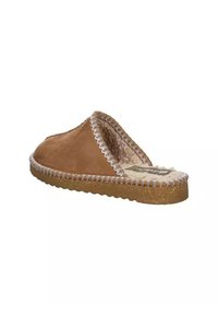 Pantofole in suede marrone con fodera interna morbida, bordatura bianca cucita e suola in gomma testurizzata. Design aperto sul retro per un facile indossamento.