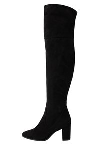 Mustassa mikrokuitusta valmistetut polven yli ulottuvat saappaat, joissa on paksu korko, terävä kärki ja sileä päällinen, esitetty sivuprofiilissa valkoista taustaa vasten.