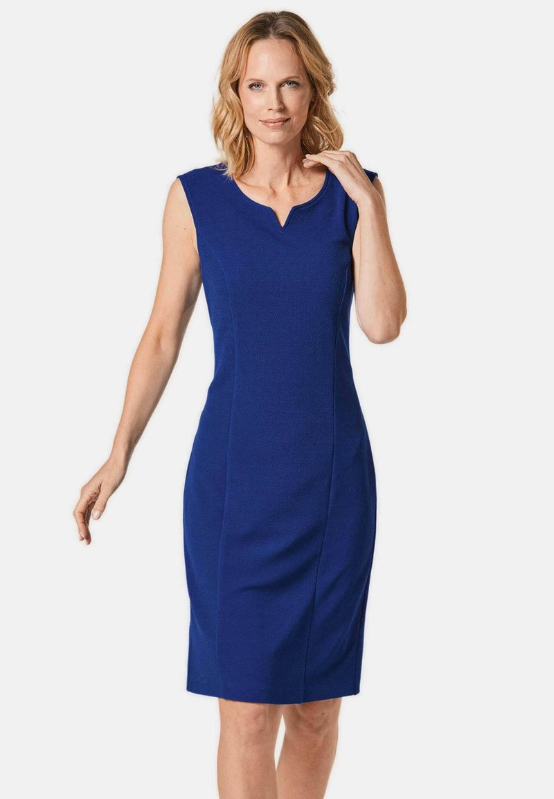 Knielanges, ärmelloses Kleid aus leuchtend blauem Stoff mit taillierter Silhouette, das einen V-Ausschnitt und eine glatte Textur aufweist.