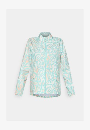 Chaqueta ligera azul con un patrón abstracto en blanco y melocotón, cierre frontal de cremallera completa, cuello alto y dos bolsillos laterales.