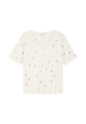 Wit T-shirt met korte mouwen en V-hals, met kleine, meerkleurige hartpatronen verspreid over de stof.