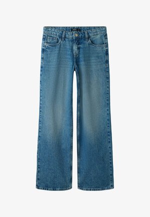 Jean en denim bleu délavé avec jambes droites larges, bouton et fermeture éclair à l'avant, passants de ceinture et design à cinq poches sur fond blanc.