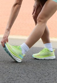 HOKA CLIFTON 9 - Sneakers basse - lettuce/solar flare