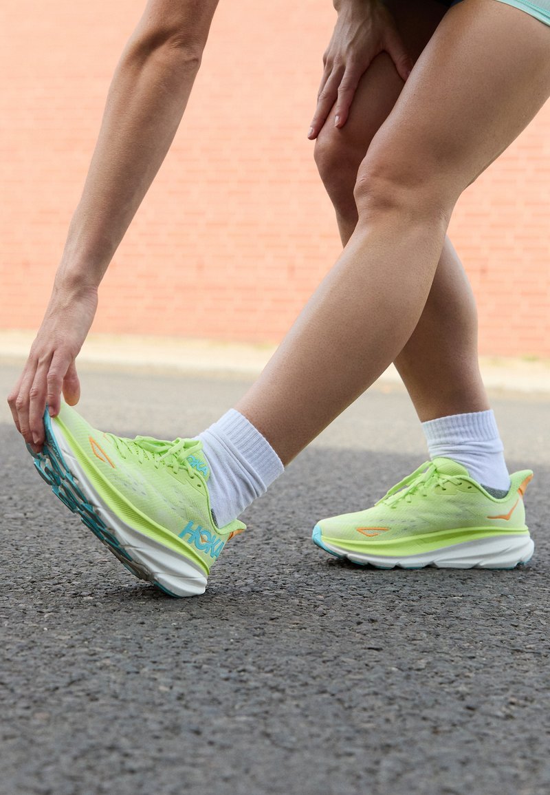 HOKA CLIFTON 9 - Sneakers basse - lettuce/solar flare