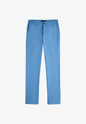 Lichtblauwe slim-fit broek met elastische tailleband, knoopsluiting en zijzakken, plat uitgestald op een witte achtergrond.