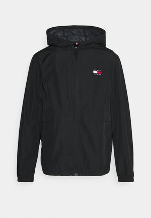 Czarna lekka kurtka z nylonu z przednim zamkiem błyskawicznym, regulowanym kapturem, elastycznymi mankietami oraz małą naszywką z logo na piersi.