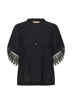 Blouse noire à encolure en V, ornée d'un galon en dentelle décorative sur les manches courtes et de boutons subtils, confectionnée dans un tissu léger.