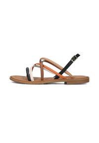 Plat leren sandalen met een bruine, zwarte en oranje kleurenschema. Beschikt over meerdere dunne banden en een gespsluiting bij de enkel. Vlakke rubberen zool.