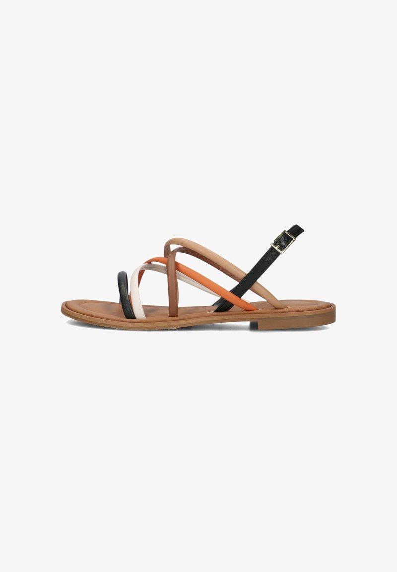 Plat leren sandalen met een bruine, zwarte en oranje kleurenschema. Beschikt over meerdere dunne banden en een gespsluiting bij de enkel. Vlakke rubberen zool.